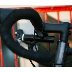 Feu Vélo Avant 700 Lumens PWR ROAD Avec Batterie Externe Knog -Garde-Boue Vélo Soldes feu velo avant 700 lumens pwr road avec batterie externe knog full 4